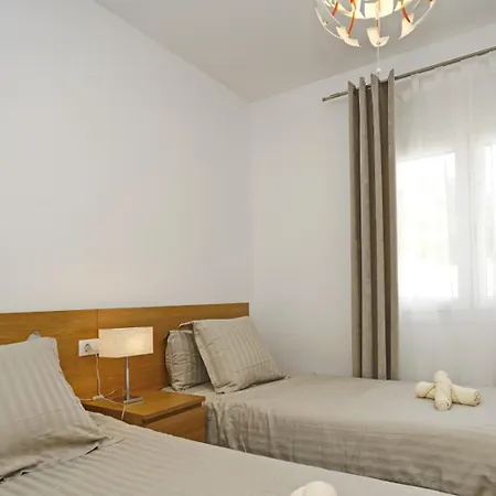 Apartment Lovely Apartment:quiet, Sunny And Residential