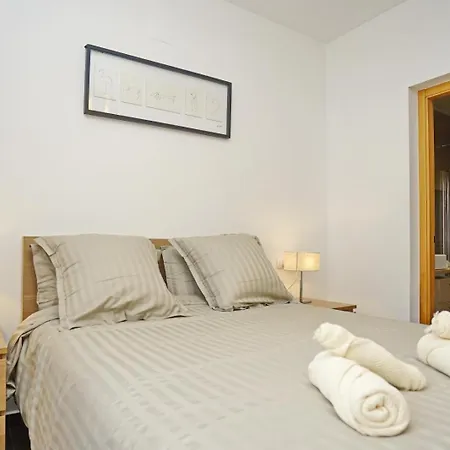 Lovely Apartment:quiet, Sunny And Residential Apartment *